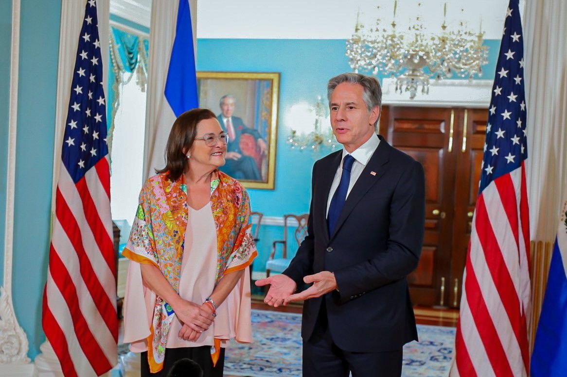The Secretary of the United States Department of State, Antony Blinken, with the Foreign Minister of El Salvador, Alexandra Hill (Europa Press)
