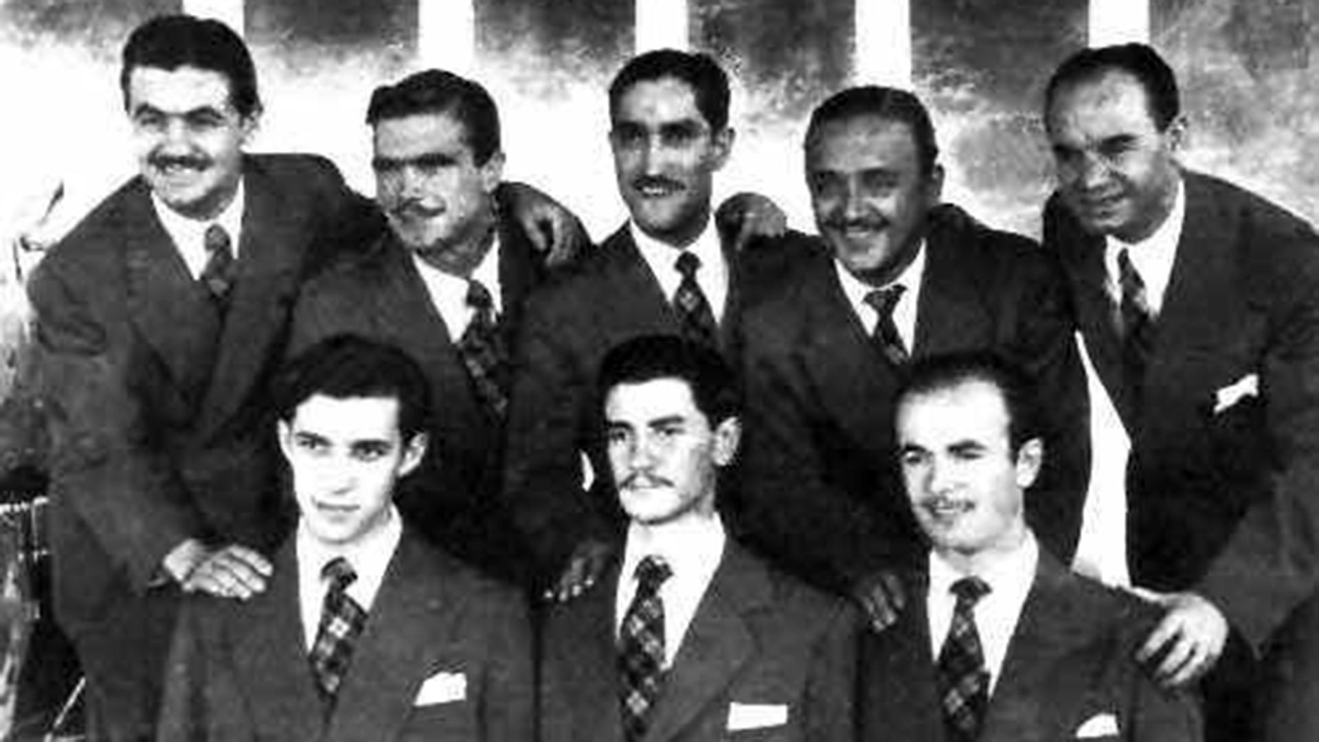 Micky Lerman, first from the left, below, a 17-year-old drummer in the Montecarlo Jazz of Córdoba, long before he was Chico Novarro.  Along with him Luis Ordoñez and Amado Brancolini.  Above, Hugo Forestieri, Pedro Delistovic, Ismael Britos, Tullio Gallo and Marcelo Yocco.