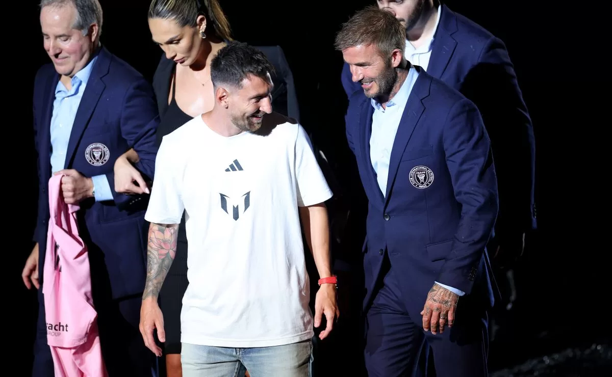 Lionel Messi and David Beckham are accused of assaulting a person in a Miami restaurant
