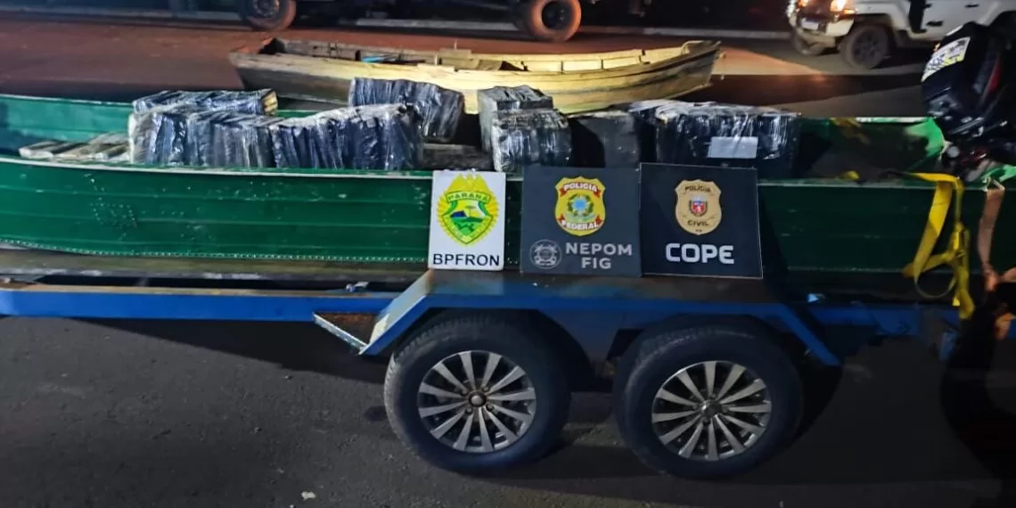 They seize two canoes with more than 500 kilos of drugs near the Friendship bridge
