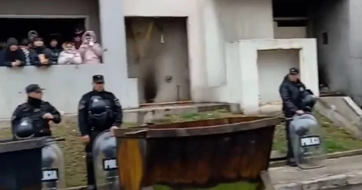 The police evicted a building takeover in Villa Lugano and there is tension with the occupants
