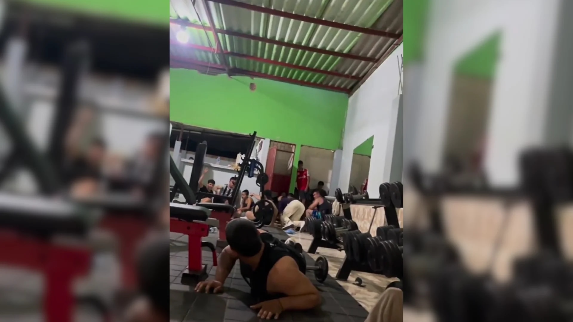 Those attending a gym near the El Tarra Police station experienced moments of panic due to armed harassment against the headquarters of the uniformed officers.  (Screenshot)