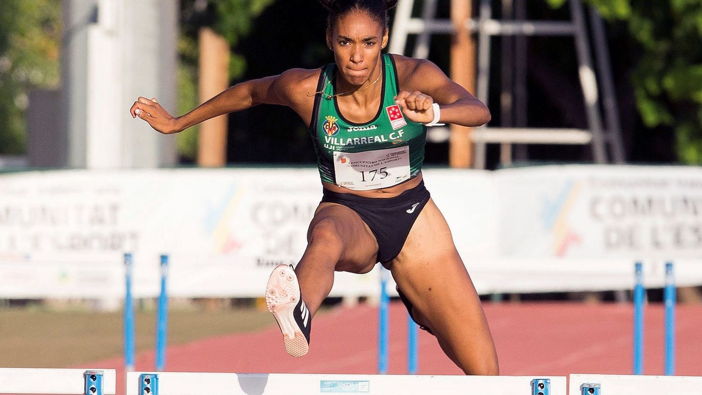 Salma Paralluelo jumps hurdles during her time at Villarreal.  (EFE/Domenech Castello)