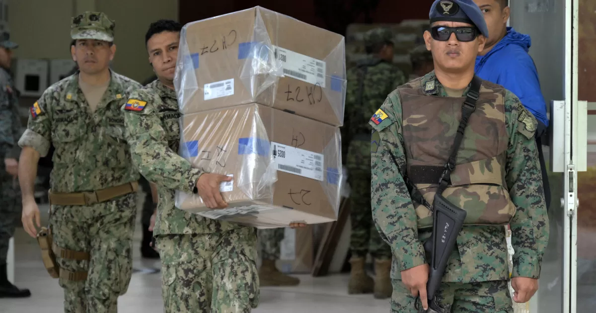 Ecuador begins voting to elect president under the shadow of the threat of organized crime

