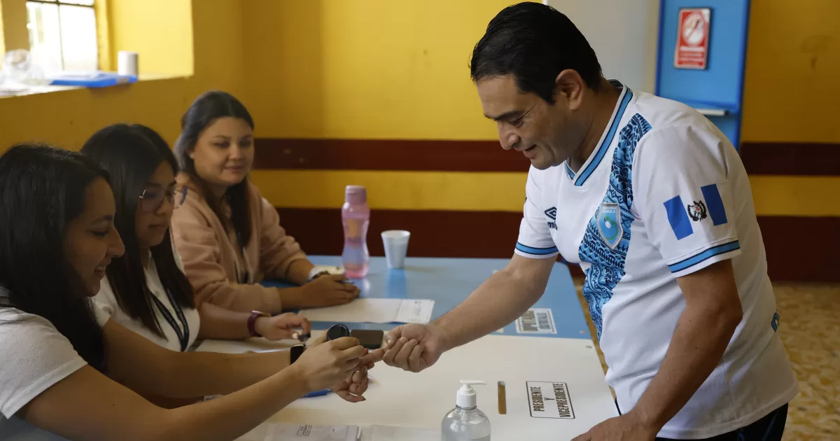 Guatemala opens its polling stations and voting begins in the second round of the presidential elections
