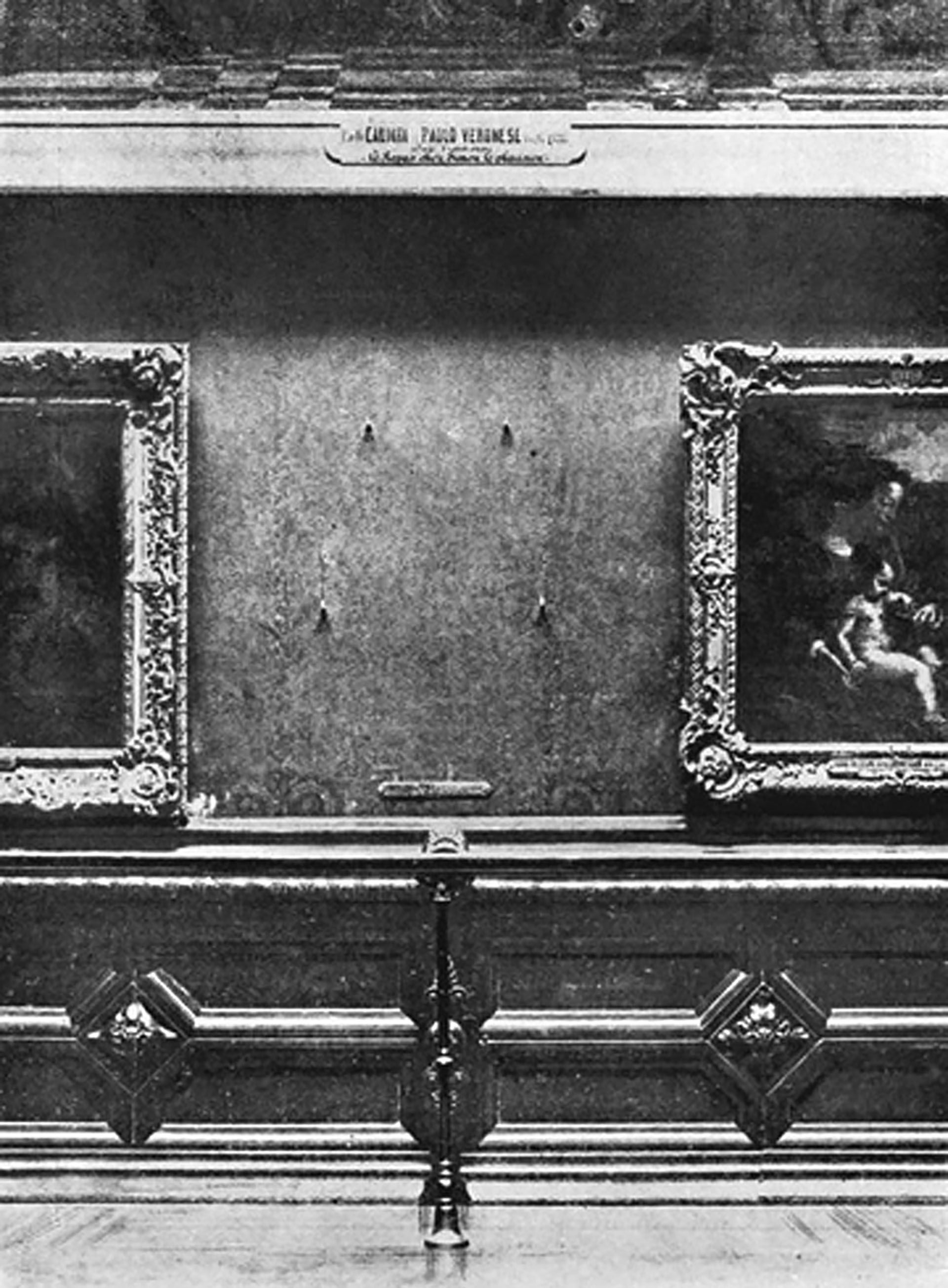 The theft of the Mona Lisa in 1911. In the place where the famous work was, four symmetrical bolts remained (Mary Evans Picture Library / The Image Works)