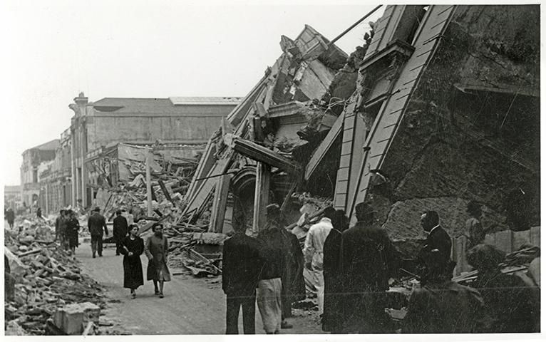   Although around 30,000 people died from the earthquake, only a little more than 5,000 victims were identified (Photographic and Digital Archive of the National Library of Chile). 