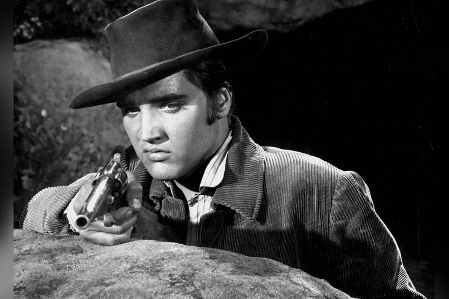 You are currently viewing Elvis Presley’s revolver fetches $200,000 at auction