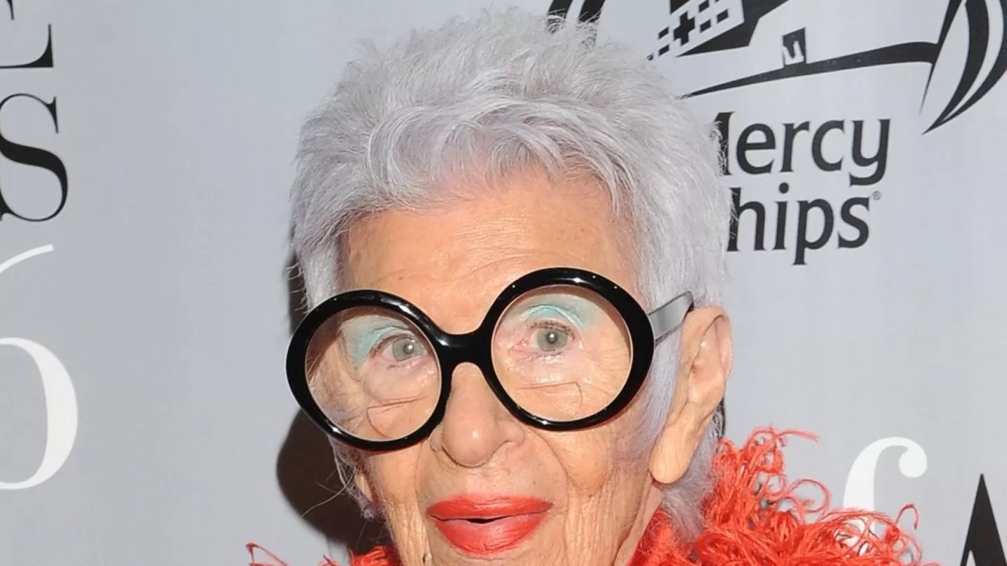 You are currently viewing Iris Apfel turns 102: she celebrates with red wine