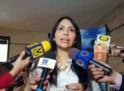 A Venezuelan presidential candidate denounces that she received death threats
