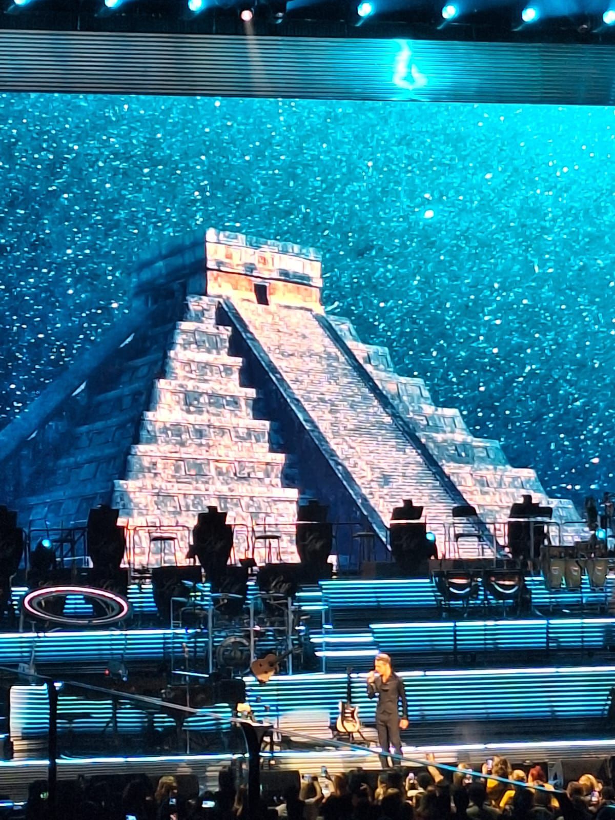 For each of the musical segments, a different staging was prepared from the giant screen.