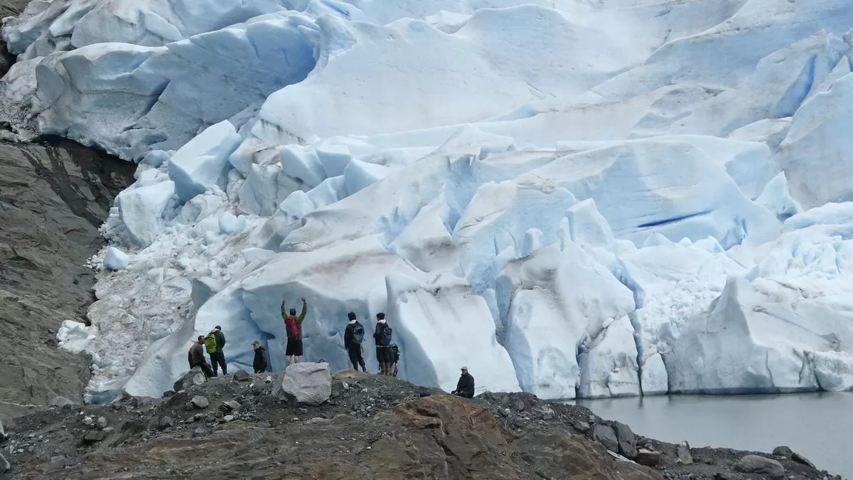 A melted glacier attracts tourists despite its gradual disappearance
