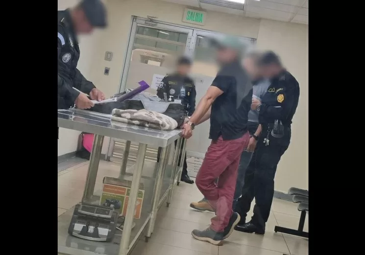 Luis Alberto Márquez fue detenido por autoridades de Guatemala en el aeropuerto de La Aurora, en la capital del país centroamericano. Foto Tomada del Twitter @MPguatemala
