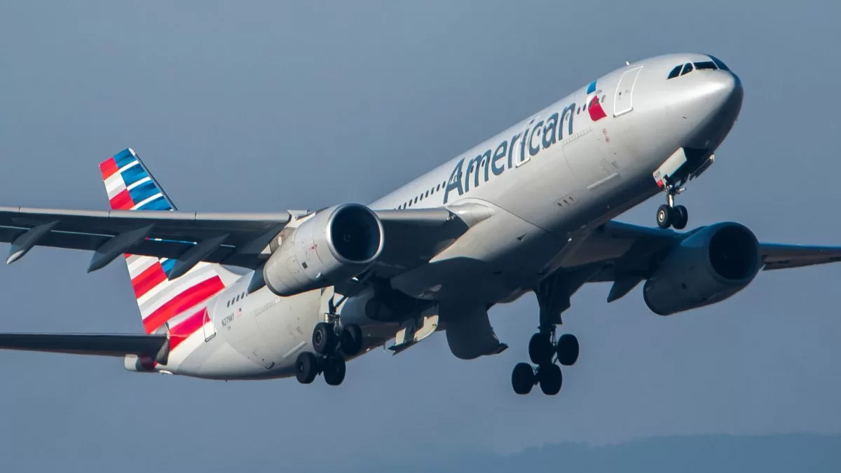 American Airlines pilot goes viral for reminding passengers not to be "rude"

