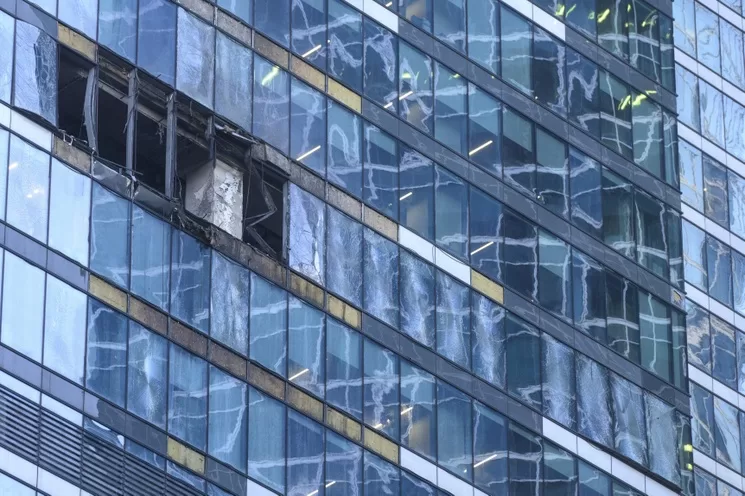 Daños en un edificio en el distrito comercial City de Moscú después de un ataque con aviones no tripulados en la capital rusa, el 1 de agosto de 2023. Foto Ap