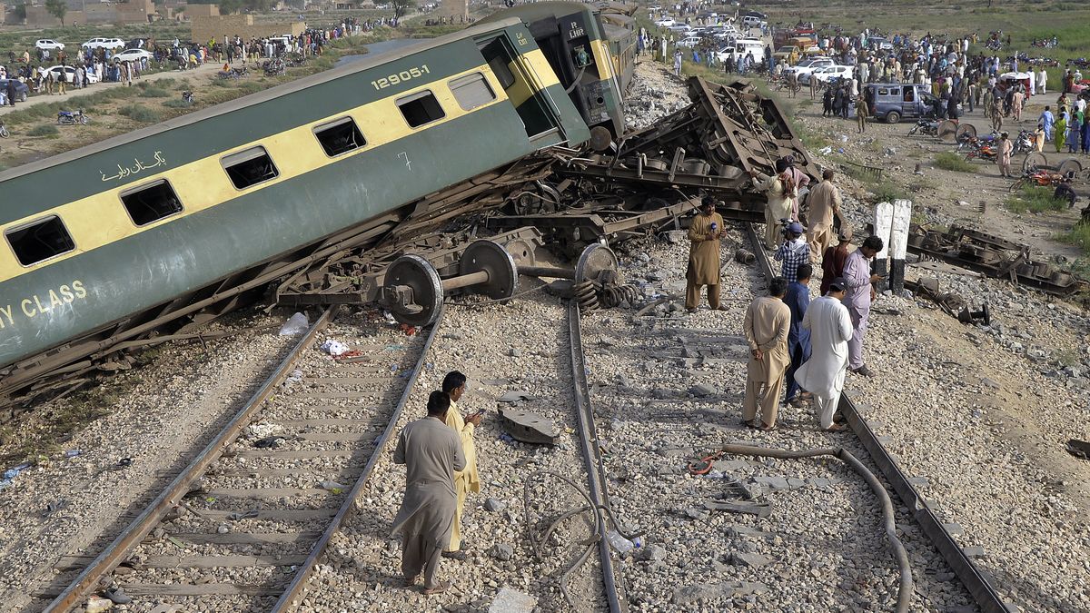 At least 30 dead and 60 injured by train derailment in Pakistan
