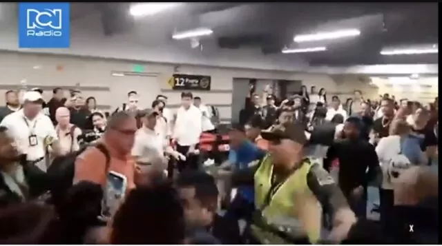 Avianca passengers fight at Barranquilla airport for canceled flight
