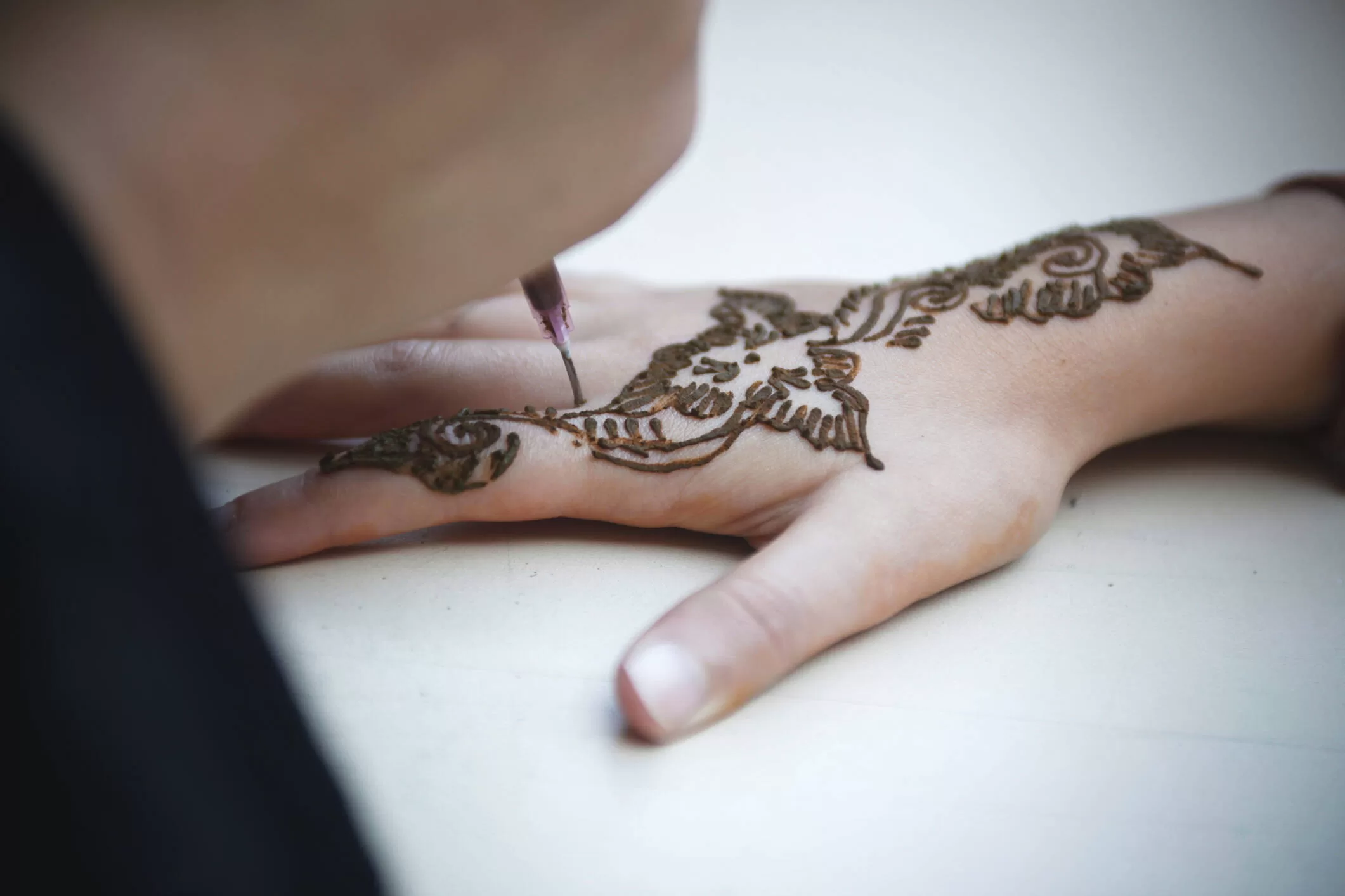 Be careful with henna tattoos: they can cause serious skin reactions
