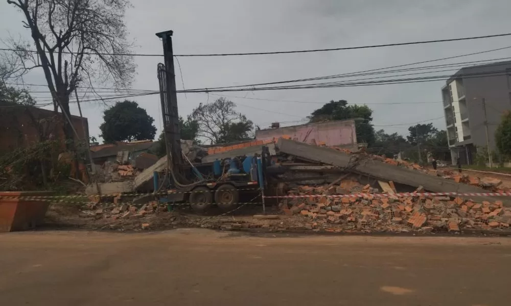 Building under construction collapses in the east
