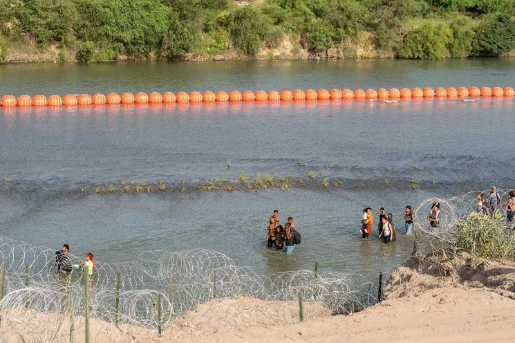 Muro de boyas flotantes instalado sobre el río Bravo, para impedir la llegada de migrantes a Estados Unidos. Foto Afp.