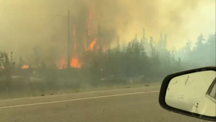 Los incendios en Canadá han obligado la evacuación de 168 mil personas y han consumido 13.5 millones de hectáreas. Foto Afp