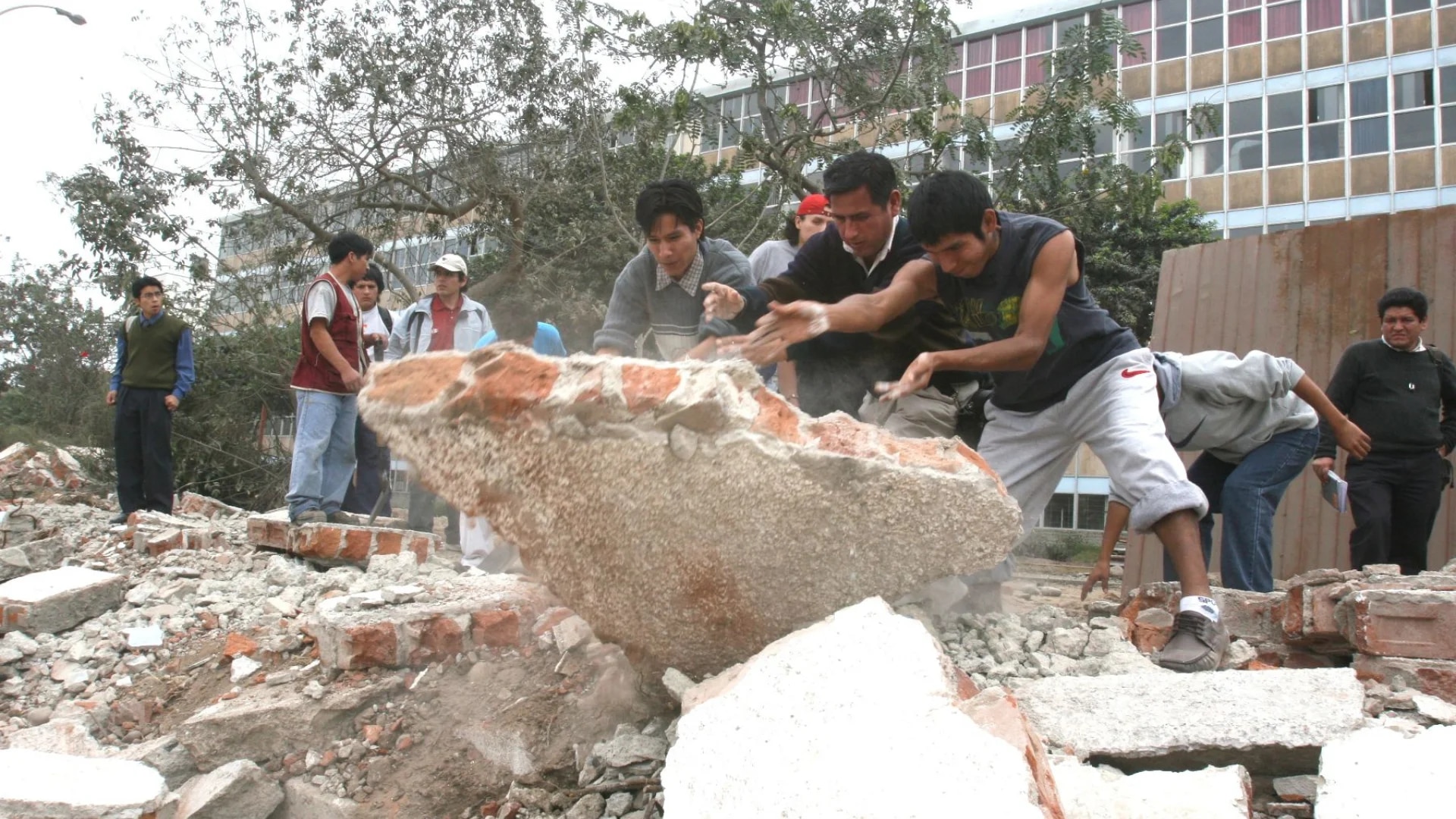 Students have been waiting for the construction of a perimeter fence for 15 years.  Photo: Andean