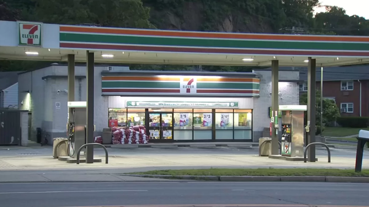“Chaotic scene”: Shooting investigated at 7-Eleven in New Haven
