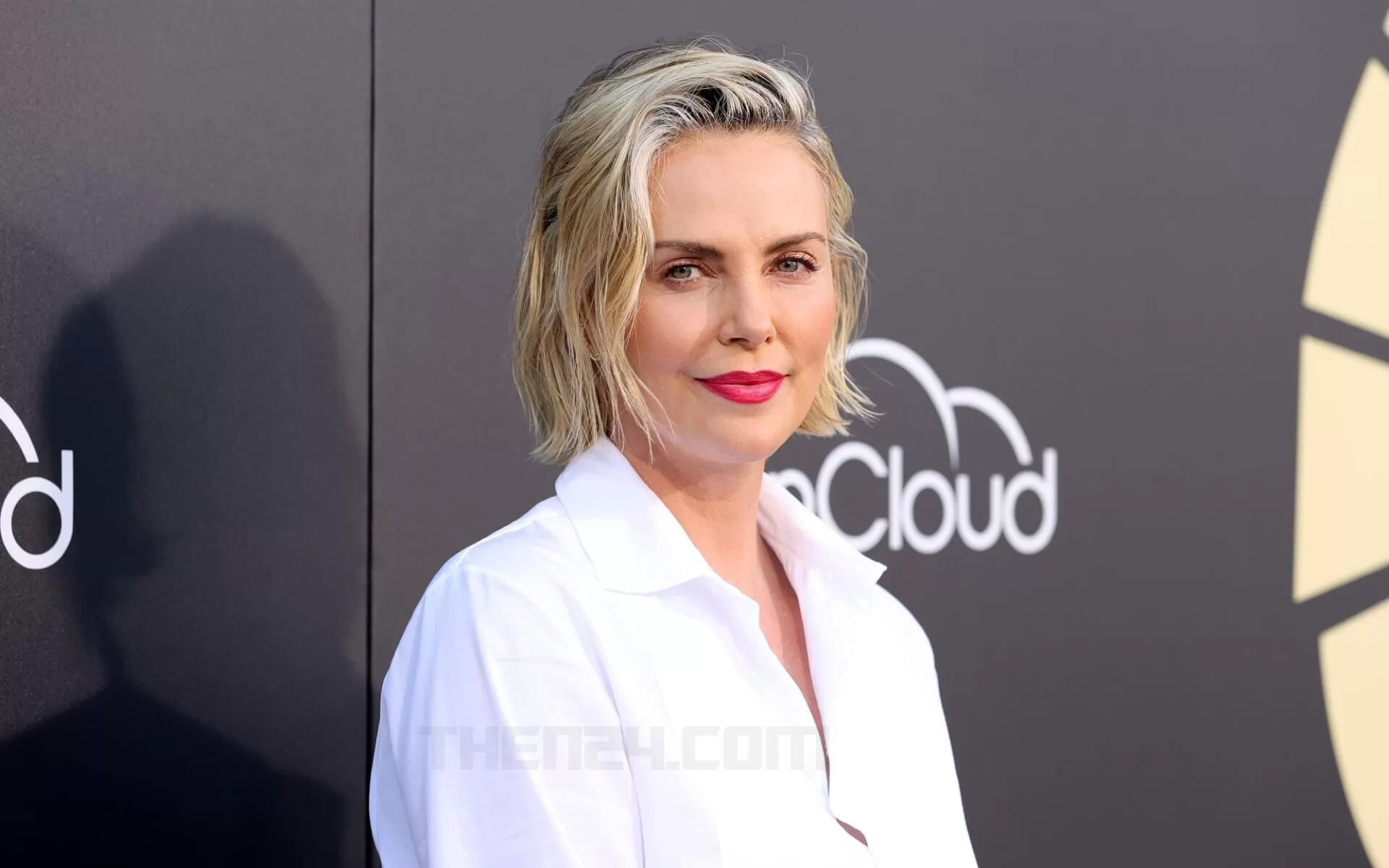 You are currently viewing Actress Charlize Theron addresses plastic surgery rumors