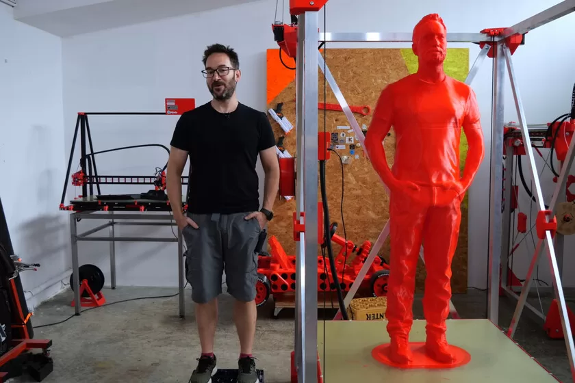 Cloning is complex, even with a 3D printer: this is how a youtuber created a replica of himself after more than 100 hours

