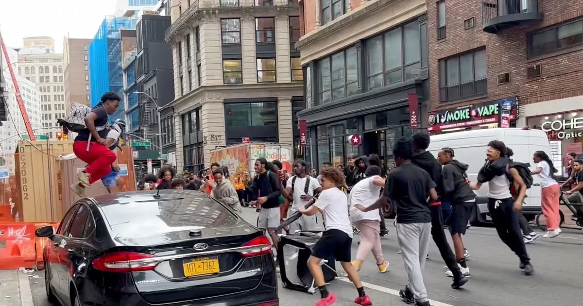 Crowd in New York blocks traffic and overwhelms the Police
