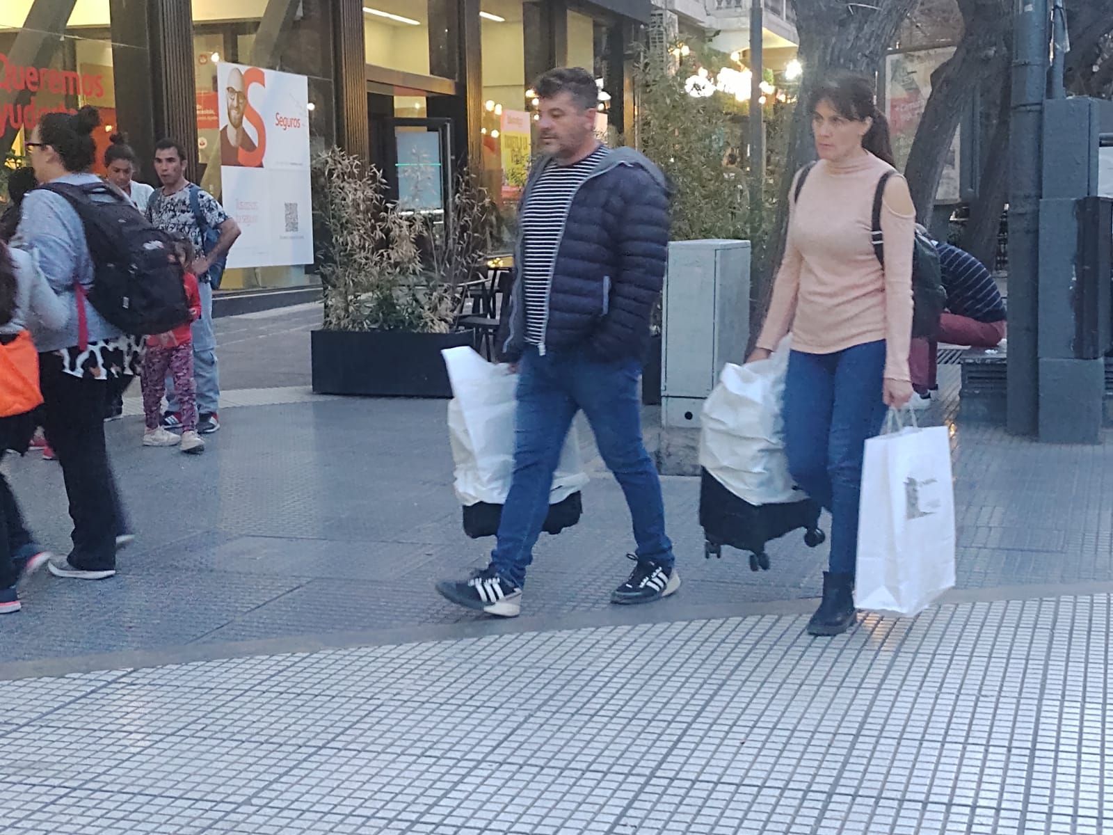 The center of Mendoza was full of Chilean visitors between Monday and Tuesday
