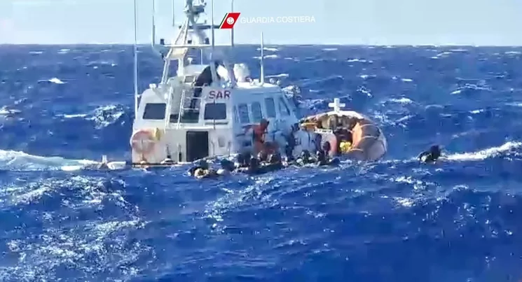 Migrantes son rescatados en las cercanías de la isla italiana Lampedusa. Foto Guarda Costera de Italia vía Afp
