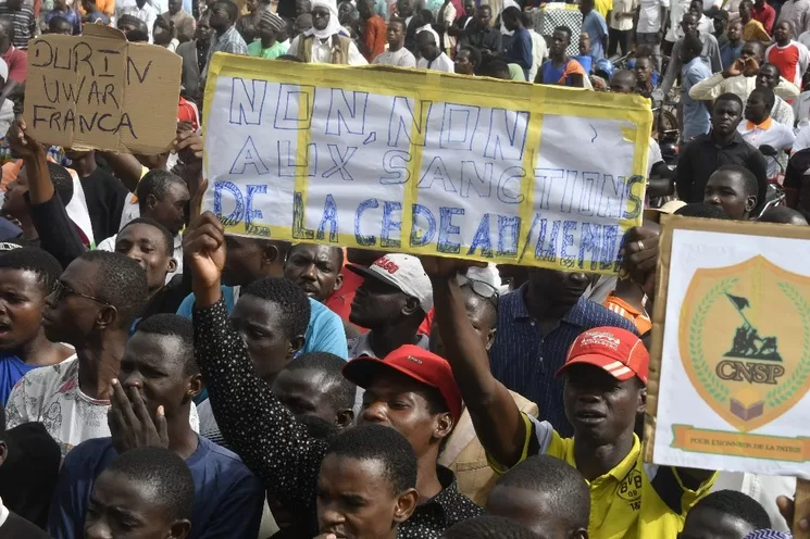 Manifestantes demuestran su apoyo a la junta militar que llevo a cabo el golpe de Estado en Níger. Foto Afp