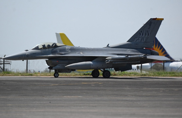 Un avión de combate F-16 de la fuerza aérea de EU. Foto Afp /Archivo