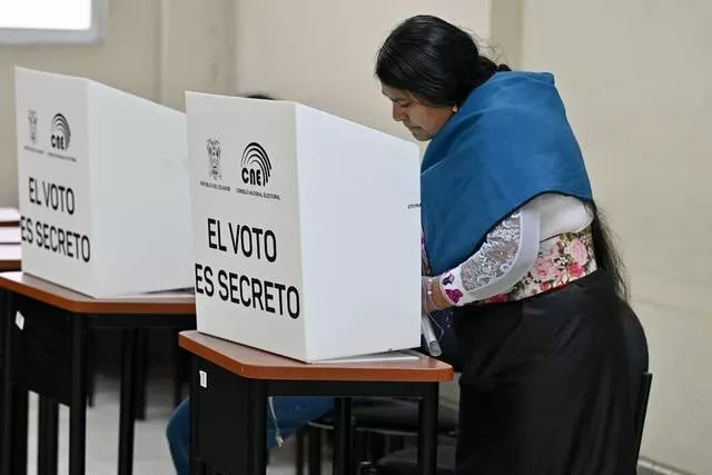 En un clima de miedo y desaliento, los ecuatorianos iniciaron el domingo una jornada electoral para elegir al sucesor de Guillermo Lasso. Foto Afp