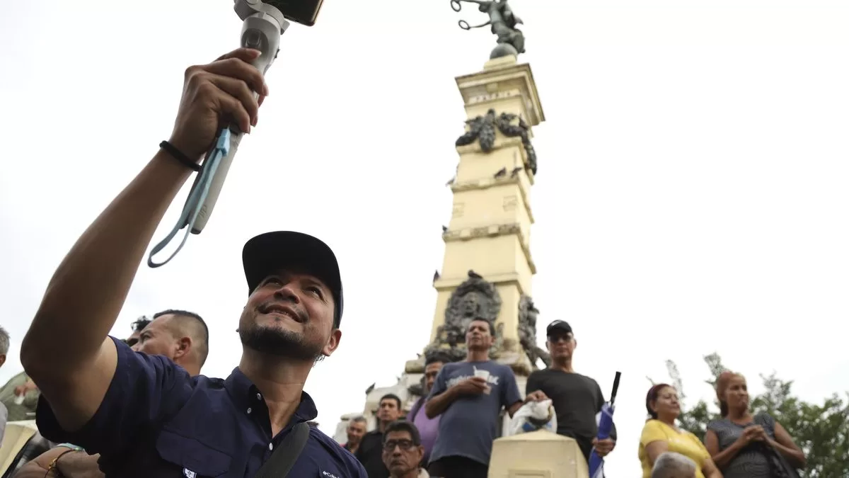 El Salvador: As press freedom weakens, the power of pro-Bukele influencers grows
