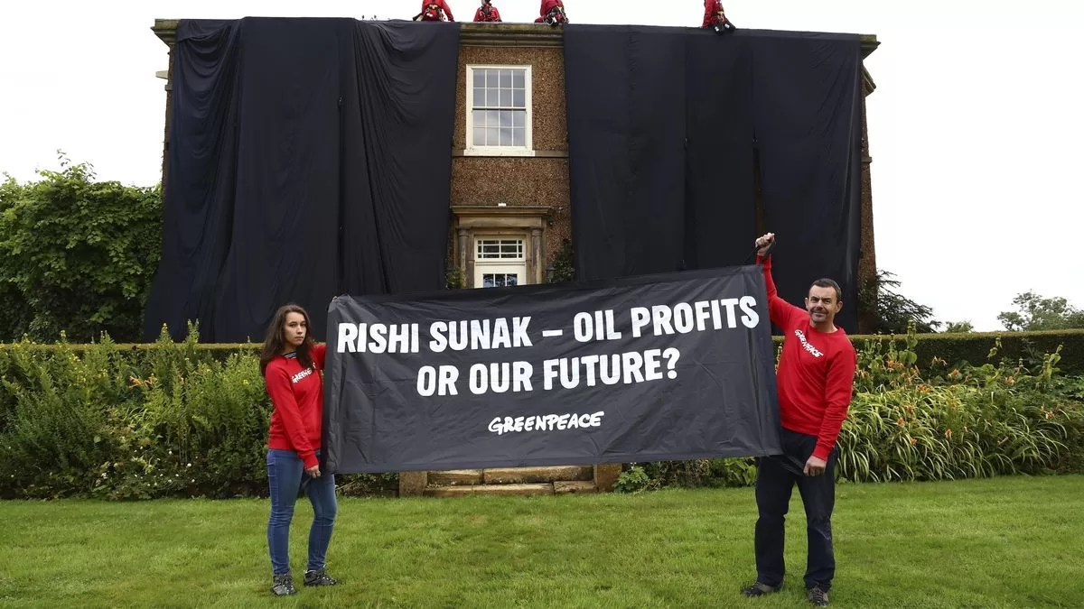 Greenpeace covers Sunak's house with black cloth in protest of his energy policy
