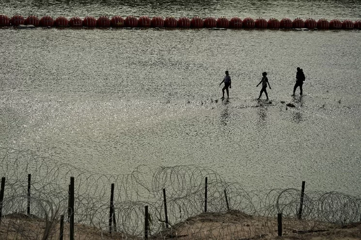 Migrantes caminan en el río Grande del lado mexicano. Foto Ap/ archivo