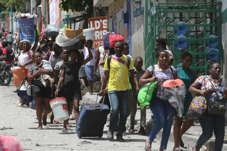 Casi la mitad de las personas que abandonaron sus hogares debido a la violencia ocasionada por bandas criminales en Puerto Príncipe viven ahora en alojamientos improvisados en “condiciones vulnerables”, señala un informe de la Organización Internacional para las Migraciones. Foto Ap