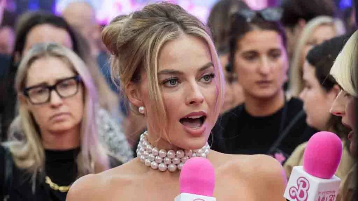 How much will Margot Robbie earn in salary and from the "Barbie" box office
