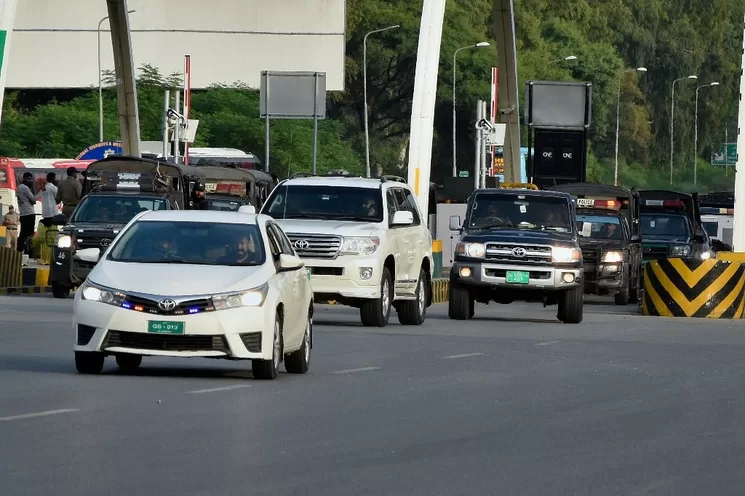 Miembros de seguridad escoltan un vehículo que transportaba al ex primer ministro de Pakistán, Imran Khan, después de su arresto, cruzando la plaza de peaje de la autopista de Islamabad, en Pakistán, el 5 de agosto de 2023. Foto Ap