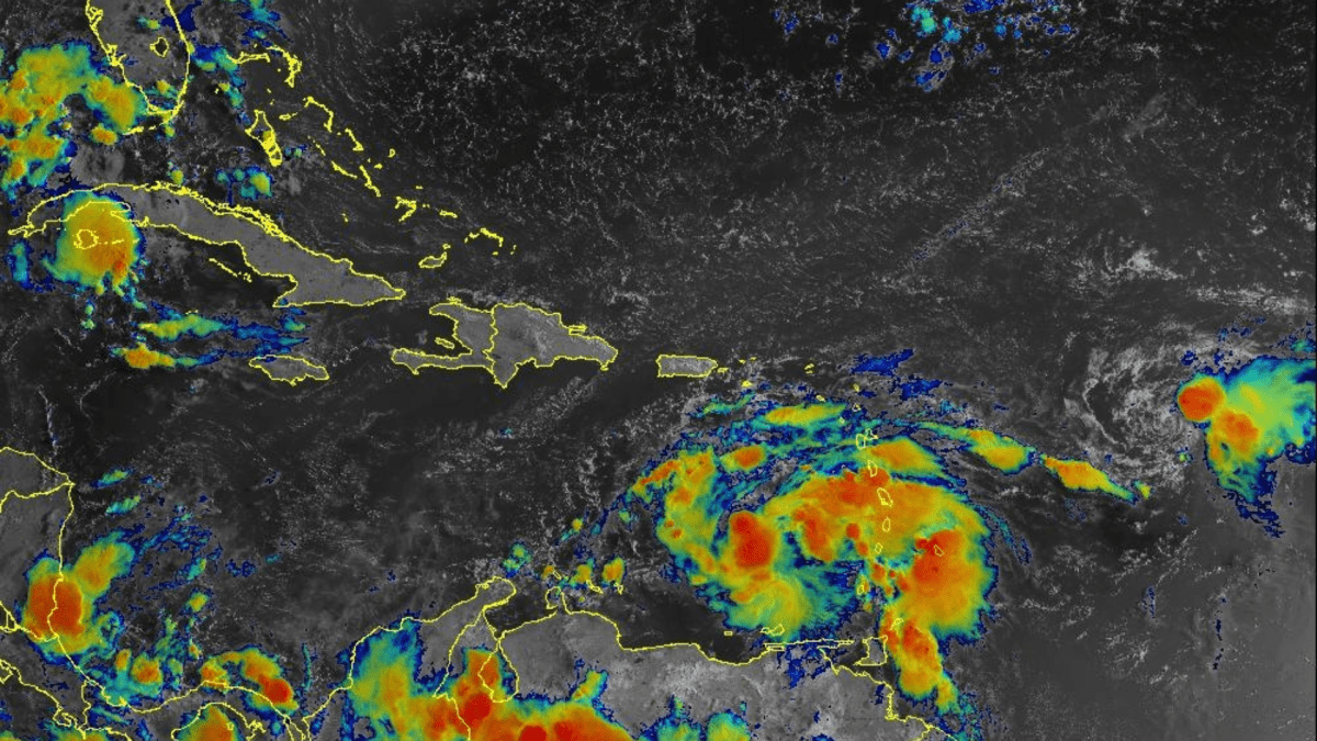 Intense rains due to the passage of a vigorous tropical wave will begin this afternoon
