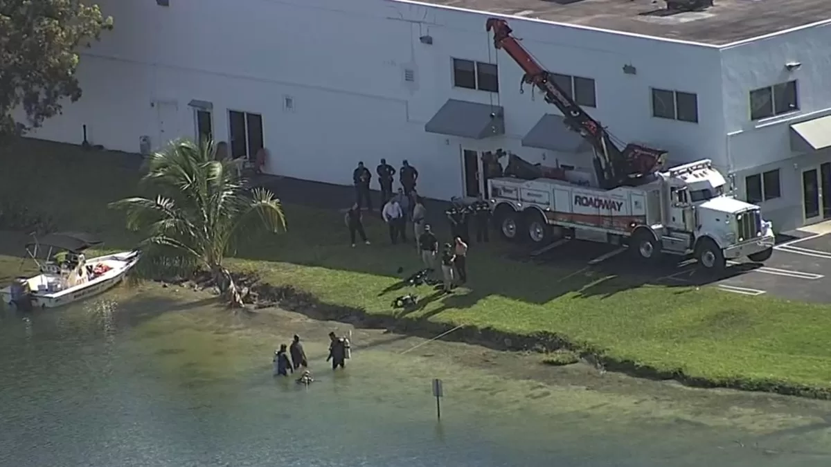 LIVE: They try to recover cars submerged in a lake in Doral
