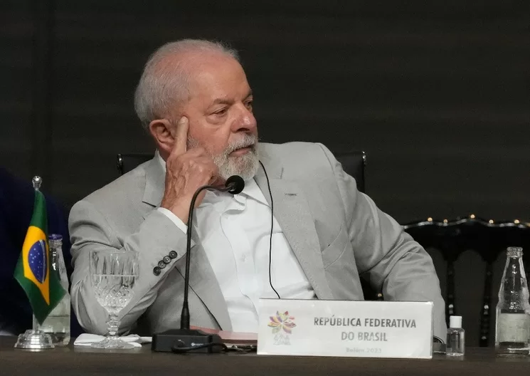 Luiz Inácio Lula da Silva, presidente de Brasil, preside la cumbre de países amazónicos. Foto Ap