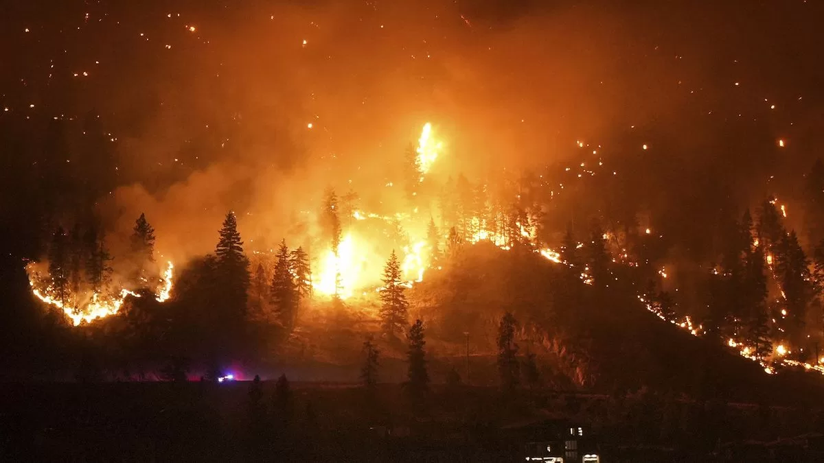 Mass evacuation due to fire turns capital of Canadian region into a ghost town
