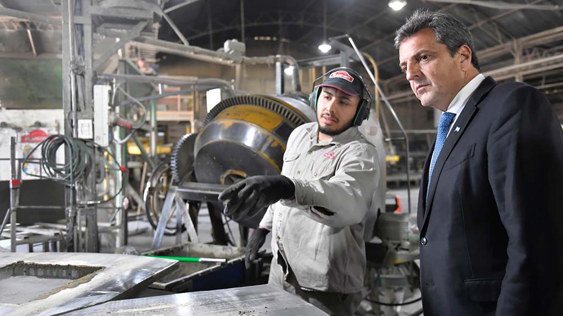 Massa, in one of the companies he visited on his itinerary as Economy Minister and presidential candidate