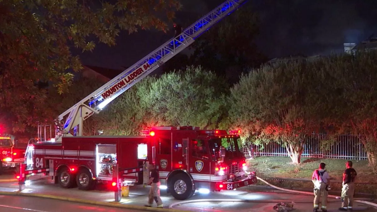 Massive fire leaves about 15 families homeless north of Houston
