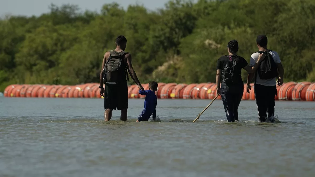 Mexico reports the first discovery of a lifeless body near the buoys in the Rio Grande
