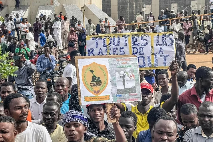 Manifestantes participan en una marcha convocada por partidarios del líder golpista en Níger, el general Abdourahamane Tiani. Foto Afp