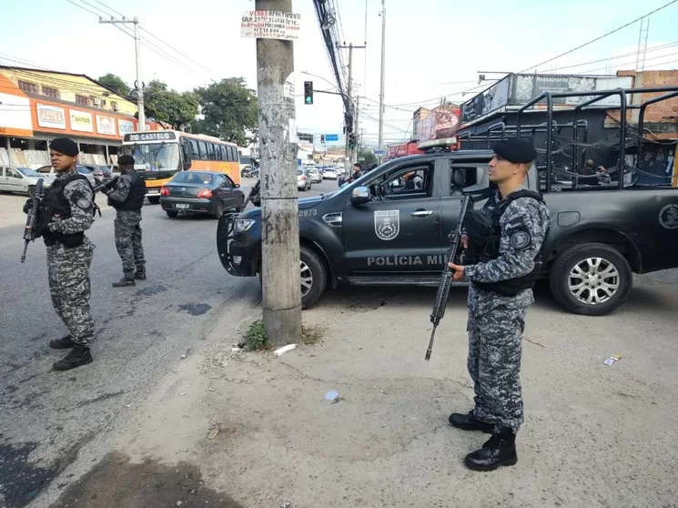Policía militar resguarda las inmediaciones del Complexo da Penha, al norte de Río de Janeiro, mientras se realizan operativos contra el tráfico de drogas, el 2 de agosto de 2023. Foto tomada de Twitter @PMERJ
